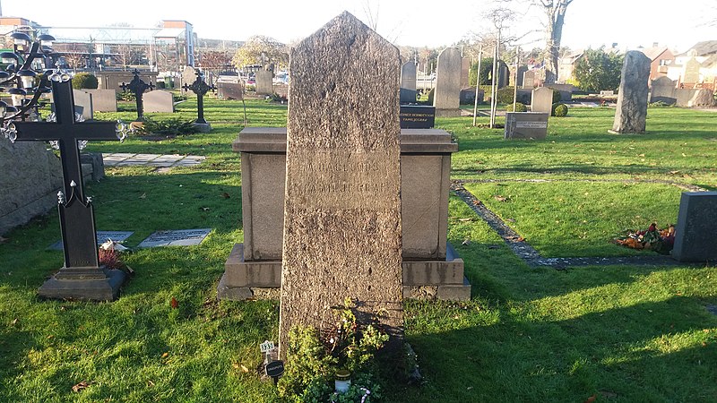 File:Anna & Anders Haglund grave, Trollhättan 2017.jpg