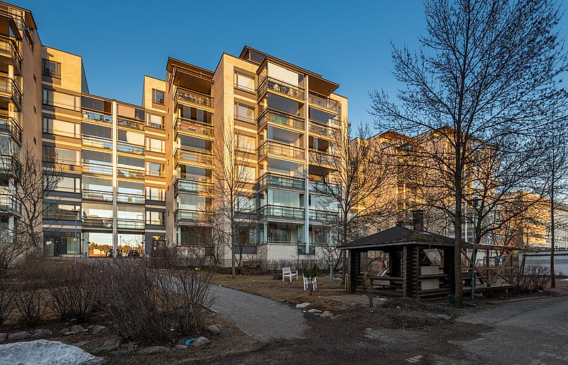 File:Apartment buildings of Lummetie 1 from 1998 in Tikkurila, Vantaa, Finland, 2022 April.jpg