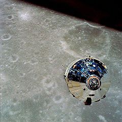 Apollo 10 komandmodulis Mēness orbītā