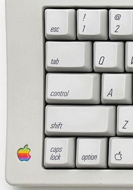 Клавиатура Apple M0116 — клавиша ⇪ Caps Lock слева внизу и оснащена фиксатором