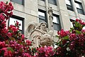 Arcángel Jofiel, estatua en la entrada del rascacielos en el Mundelein College, Chicago, Illinois.