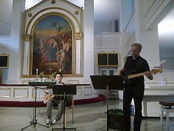 Pastori Arto Antturi soittaa bassoa Vanhassa kirkossa.