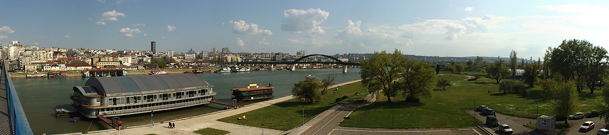 Panorama z Nowego Belgradu z widokiem na park i rzekę Sawę