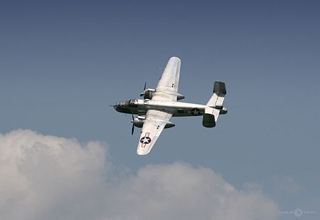 Tập_tin:B-25_Mitchell_airshow.jpg