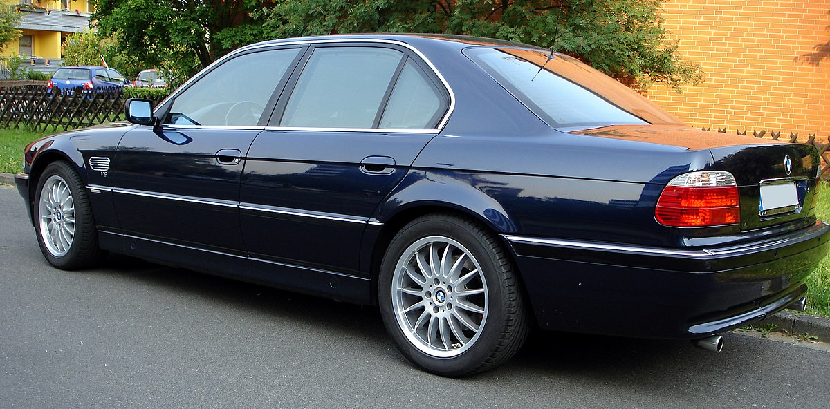 https://upload.wikimedia.org/wikipedia/commons/thumb/d/d4/BMW_740_V8_E38_side_rear.jpg/1200px-BMW_740_V8_E38_side_rear.jpg