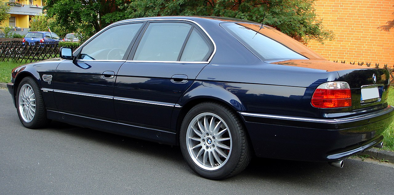 File:BMW 740 V8 E38 side rear.jpg - Wikipedia