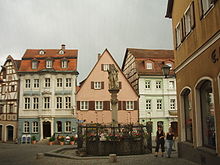 Brunnen und Altstadthäuser