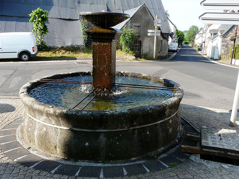 File:Bagnols (63) fontaine.JPG