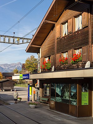 Dreistöckiges Holzgebäude mit Satteldach