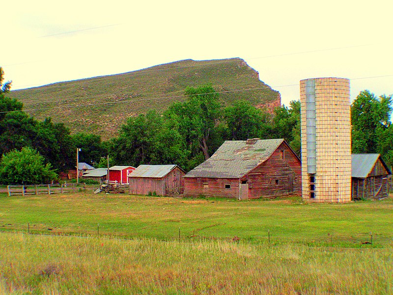 File:Barn with a Broad Side - panoramio.jpg