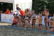 Deutsch: Beachhandball Europameisterschaften 2019 (Beach handball Euro); Tag 4: 5. Juli 2019 – Frauen, Viertelfinale, Niederlande-Griechenland 2:1 (25:12, 18:24, 7:6) English: Beach handball Euro; Day 4: 5 July 2019 – Quarter Final Women – Netherlands-Greece 2:1 (25:12, 18:24, 7:6)