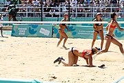 Deutsch: Beachvolleyball bei den Olympischen Jugendspielen 2018; Tag 9, 15. Oktober 2018; Mädchen, Viertelfinale: USA-Spanien 2–1 (21–19/17–21/15–9) English: Beach volleyball at the 2018 Summer Youth Olympics at 15 October 2018 – Girls Quarterfinals: USA-Spain 2–1 (21–19/17–21/15–9)