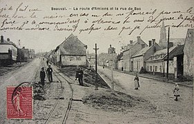 La route d'Amiens et la rue de Bas, avec une voie du chemin de fer des carrières