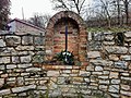 Kreuz an einem Mauerrest der ehemaligen katholischen Kirche