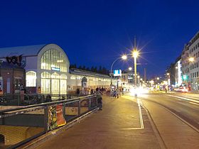 Estação Warschauer Straße à noite à esquerda.