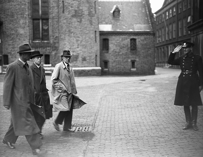 File:Binnenhof te Den Haag. Opening Tweede Kamer. Ministers begeven zich naar de Twee, Bestanddeelnr 900-8280.jpg