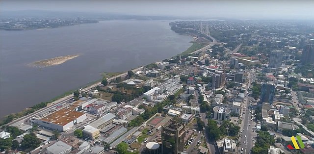 Vista aérea de Brazzaville em direção ao rio Congo e, ao longe, Quinxassa.