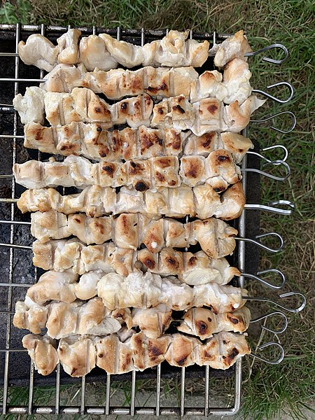 File:Brochettes de poulet mariné en fin de cuisson au barbecue (avril 2020).jpg