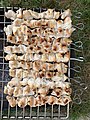 Brochettes de poulet mariné en fin de cuisson au barbecue (avril 2020).jpg