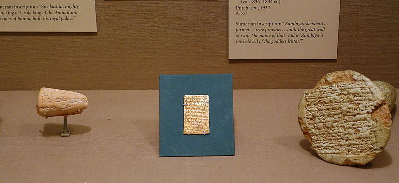 File:Building city walls, Foundation tablet of King Shalmaneser III, Neo-Assyrian period, reign of Shalmaneser III, 858-824 BC, gold - Oriental Institute Museum, University of Chicago - DSC07476.JPG