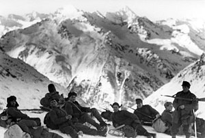 Немецкие солдаты на привале в горах Северного Кавказа. 22 декабря 1942 года