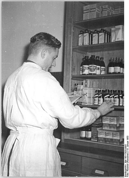 File:Bundesarchiv Bild 183-17925-0002, Schönebeck, Apotheke der Poliklinik, Innenansicht.jpg