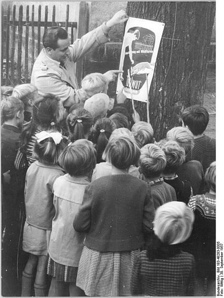 File:Bundesarchiv Bild 183-48283-0005, Berlin, Institut für Seuchenschutz, Aufklärung.jpg