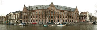 Eastern wing along Kloveniersburgwal canal added in 1891 to replace the Bushuis Bushuis-Adam-Kloveniersburggracht.jpg