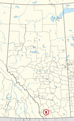 Mapa provincie Alberta zobrazující 80 krajů a 145 malých indiánských rezerv. Jeden je zvýrazněn červeným kruhem.