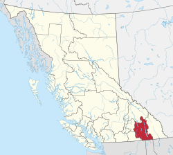 Un mapa de la Columbia Británica que muestra sus 29 distritos regionales y municipios equivalentes.  Uno está resaltado en rojo.