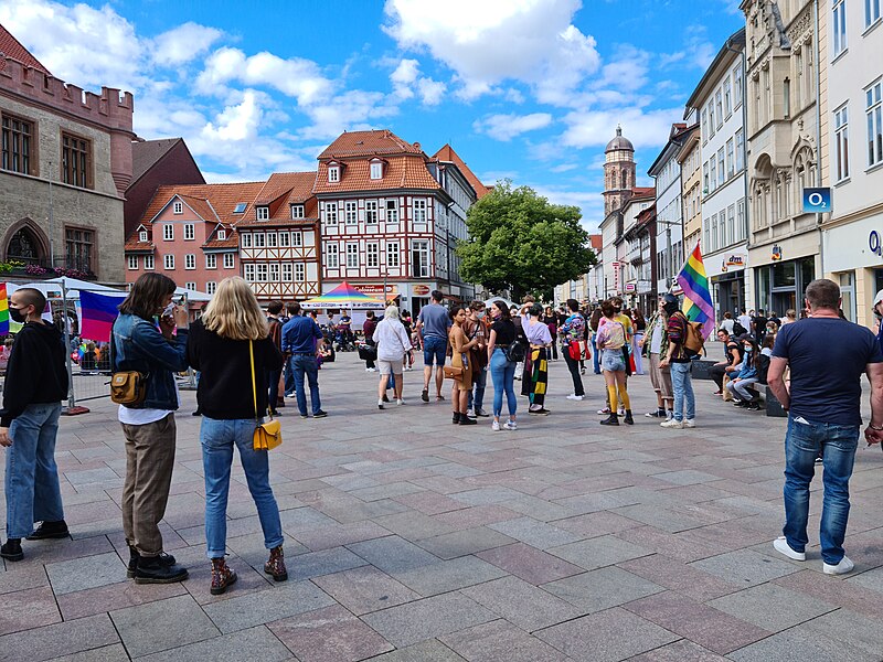 File:CSD Göttingen 2020 - Papierdemo und Gallery Walk 27.jpg