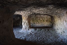 Höhle 14: Stufe im Boden