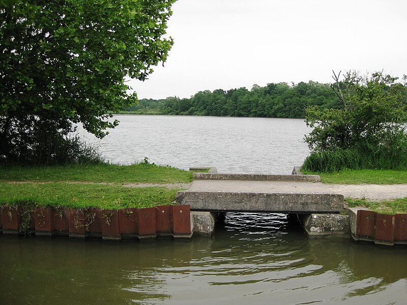 File:Canal de Briare and Gazonne 1.JPG