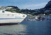 Deutsch: Capri, Marina grande, eine Fähre kommt in den Hafen English: Capri, Marina grande, ferry entering the harbour