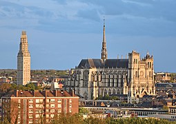 Soleil couchant sur la cathédrale et la Tour Perret