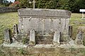 Caveau du cimetière abandonné de l'église en ruines Saint-Thomas de Lithaire.