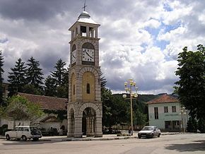 Piața centrală din Chuprene cu turnul cu ceas, biserica și școala.