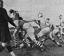 Championnat de France de rugby 1939, l'avant biarrot Ithurra passe son ballon.jpg