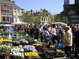 Charleroi - jour de marché - place Charles II.jpg