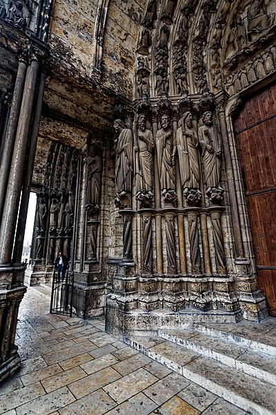 File:Chartres - Cloître Notre-Dame - Cathédrale Notre-Dame de Chartres 1193-1250 - South Transept Facade - Central Portal - Central bay of south porch of Cathédrale Notre-Dame de Chartres 09.jpg