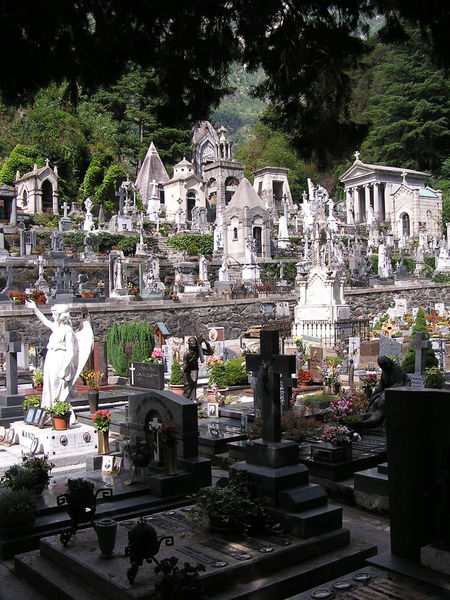 File:Chiavenna Friedhof.jpg