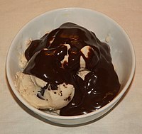 Bola es krim yang tercakup dalam sirup cokelat.