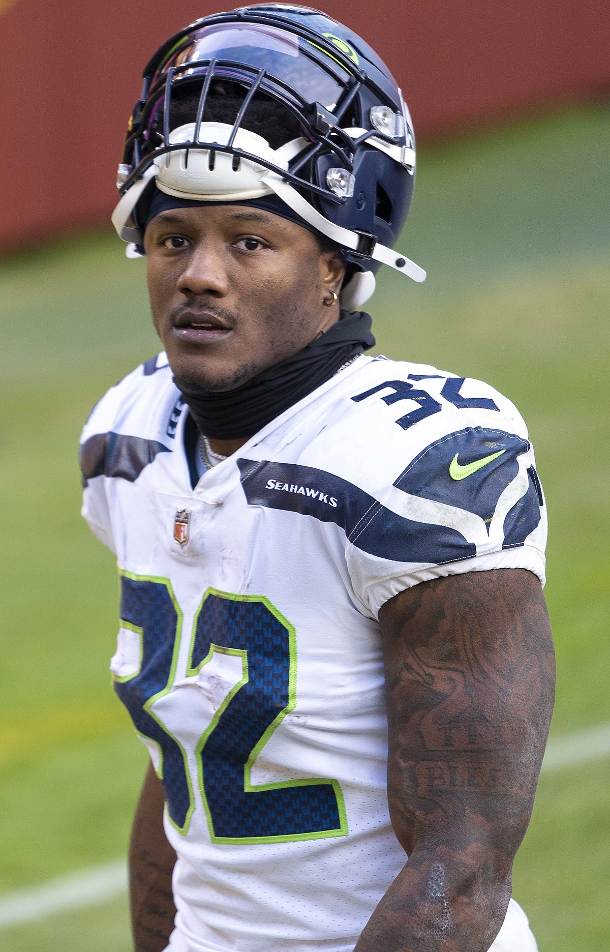 chris carson seahawks jersey