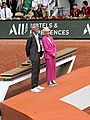 Gilles Moretton und Chris Evert (68), Rekordsiegerin im Damen-Einzel (zuletzt bei den French Open 1986) vor der Überreichung der Pokale an die French-Open-Siegerin 2023 im Damen-Einzel, Iga Świątek und die Finalistin Karolína Muchová.