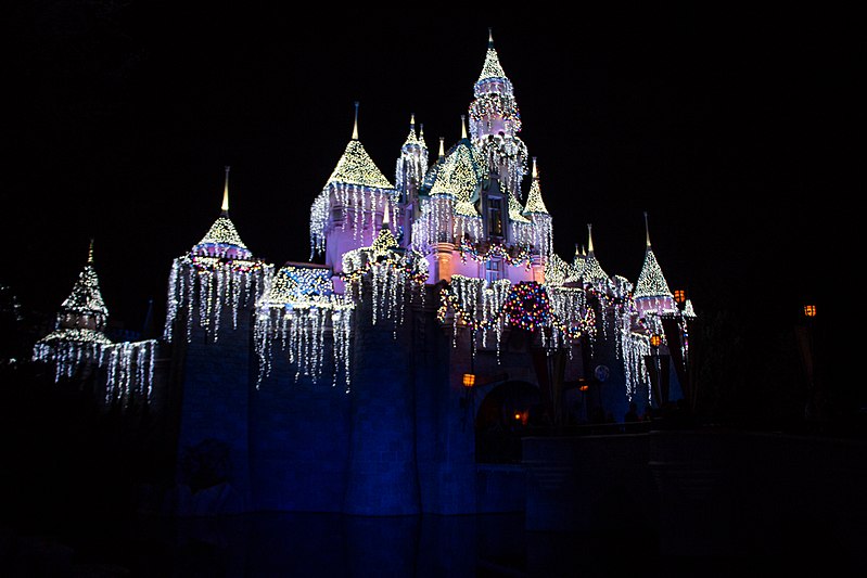 File:Christmas for Sleeping Beauty Castle (34820858324).jpg