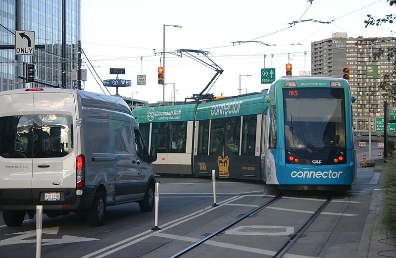 File:Cincinnati-bell-connector turning-from-second-st-onto-main-st 09-11-2016.jpg