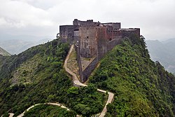 Citadelle Laferrière nằm trên đỉnh đồi ở phía bắc của Haiti