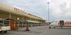 A Malindo Air plane at the Skypark Terminal of the Sultan Abdul Aziz Shah Airport. Cmglee Subang airport Skypark terminal.jpg