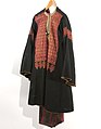 Collectie NMvWereldculturen, TM-3500-1, Zwart geborduurd vrouwenhemd. Josephine Powell Collection, voor 1965.jpg