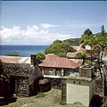 Collectie Nationaal Museum van Wereldculturen TM-20030077 Overzicht op bebouwing Sint Eustatius Boy Lawson (Fotograaf).jpg